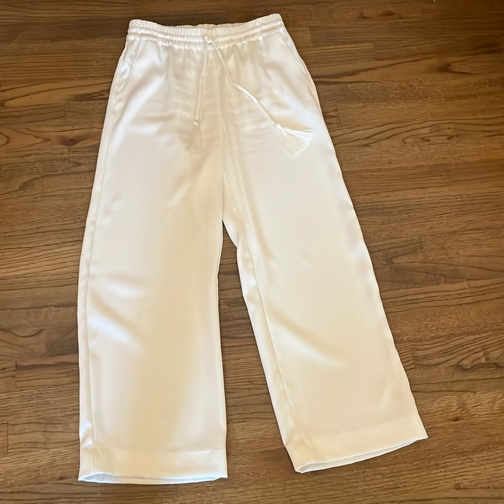 Badgley Mischka White Wide Legged pants SIZE S With tasseled drawstring waist.